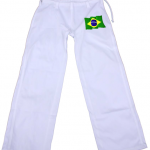 החלטנו לגוון קצת את המכנס הלבן הקלאסי...אז המצאנו מכנס עם הדפס קטן בצד שעושה את כל ההבדל! מכנס קפוארה תקני לבן, עם שרוך פנימי להתאמה מושלמת, ובתוספת הדפס קדמי שמאלי של דגל ברזיל מתנפנף. מתאים לילדים ומבוגרים כאחד. קיים במידות 4 עד XL &nbsp; &nbsp;