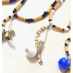 מתנה אידיאלית לכל קפואריסט/ית - תליון בצורת בירימבאו, עבודת יד, יבוא מברזיל. עשוי מבמבוק. יפה ומדויק. נדיר! מגיע עם שרשרת תואמת! ניתן לבחור את צבע החרוזים - לבן, שחור, חום או כחול (ראו תמונה)