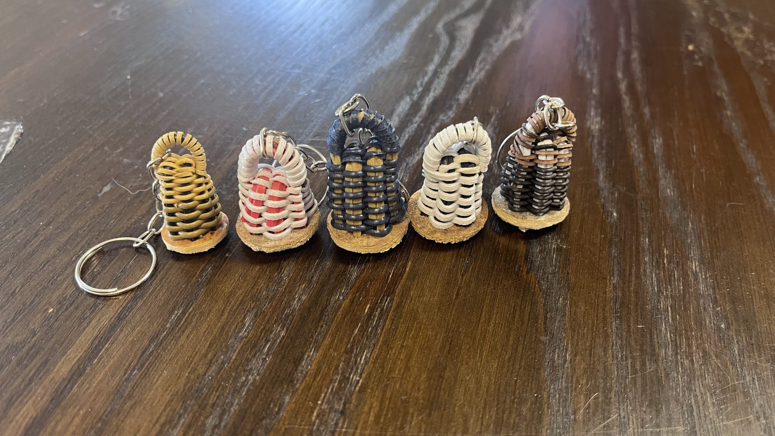 מחזיק מפתחות מיני קאשישי - עבודת יד מברזיל - צבעים שונים 3 מחזיק מפתחות מיני קאשישי - עבודת יד מברזיל - צבעים שונים – תמונה 3