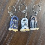 מחזיק מפתחות מקורי ומיוחד - דגם מניאטורי של <a href="https://zumzum.co.il/shop/%d7%9b%d7%9c%d7%99-%d7%a0%d7%92%d7%99%d7%a0%d7%94-%d7%95%d7%94%d7%a7%d7%a9%d7%94/%d7%91%d7%99%d7%a8%d7%99%d7%9e%d7%91%d7%90%d7%95/%d7%a7%d7%90%d7%a9%d7%99%d7%a9%d7%99-%d7%91%d7%a8%d7%96%d7%99%d7%9c%d7%90%d7%99-%d7%98%d7%91%d7%a2%d7%99-caxixi-natural/">קאשישי</a> (שייקר סלסלה ברזילאי) עבודת יד של אומן ברזילאי, עשוי סיב סינתטי בעל עמידות גבוהה מרשרש כמו האמיתי, רק בקטן ☺️ קיים בכמה צבעים - ראו תמונות *<strong>מדריכים:</strong> הינה מתנה מושלמת לתלמידים שלכם לסוף שנה!    